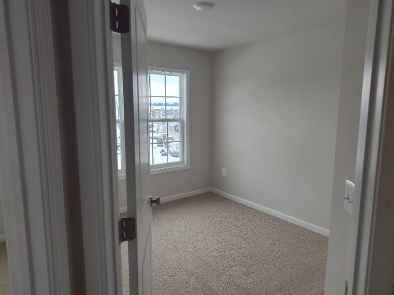 Building Photo - 409 Willowshire Ct