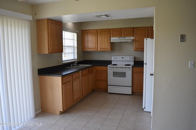 Building Photo - 3134 Edgewood Dr NE