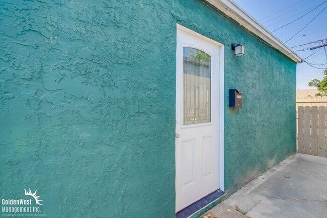 Building Photo - Modern 3Bdm 1Ba Duplex Home in Desirable Point Loma Heights Neighborhood!