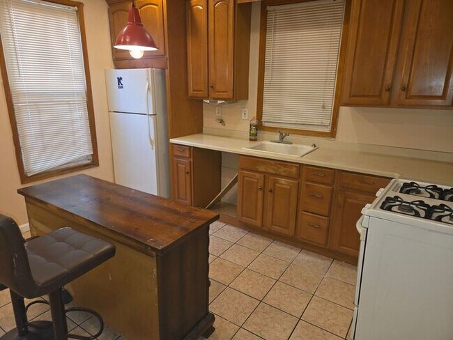 Building Photo - 5BR/1.5BA Row Home with Backyard and Laund...