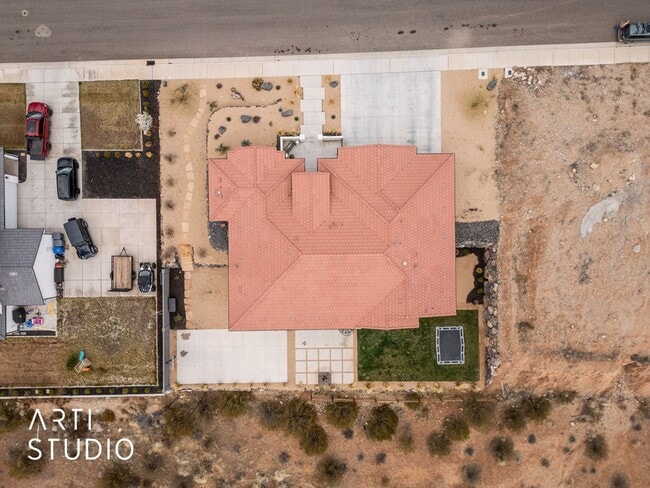 Building Photo - Beautiful 6 Bedroom 4.5 Bathroom Home in D...