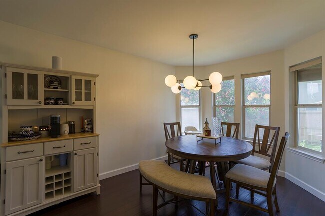 Building Photo - 906 Iris Dr