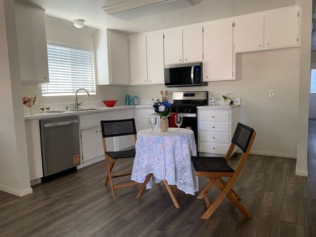 Building Photo - 3 Bed 2 bath House in City of Tehachapi!
