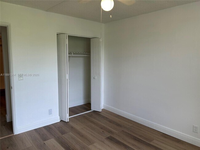 Building Photo - 9430 Live Oak Pl