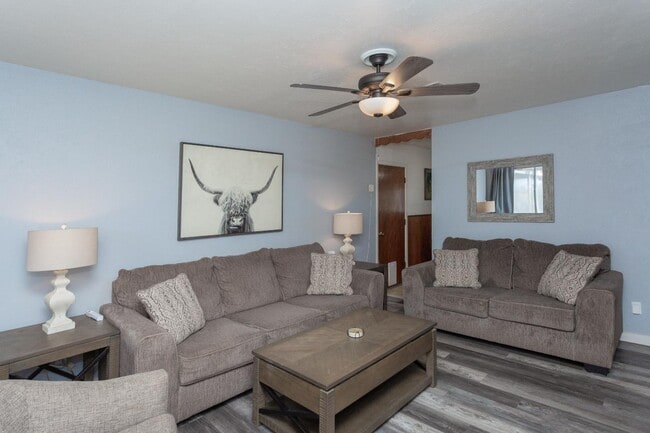 Building Photo - 313 Robins Dr