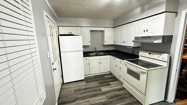 Building Photo - 253 S Lincoln Ave