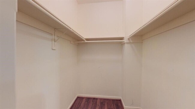 Building Photo - 2104 Gillette St