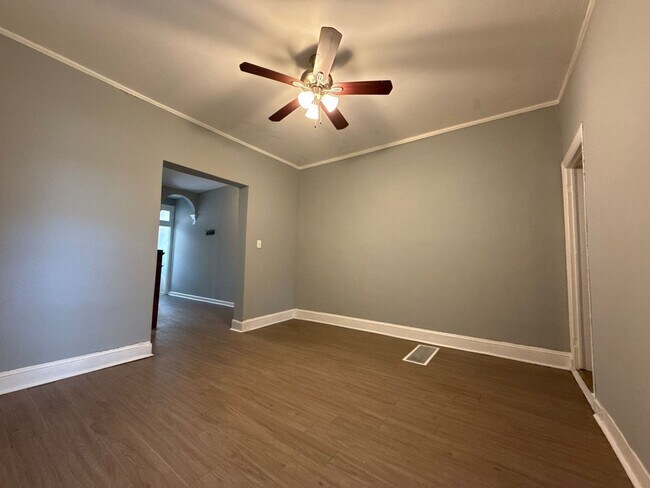 Building Photo - Spacious 4 Bedroom House in Baltimore
