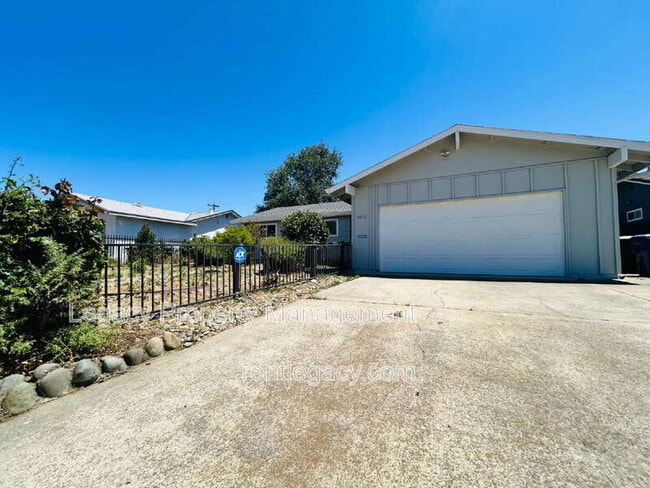 Building Photo - 9012 Alderson Ave