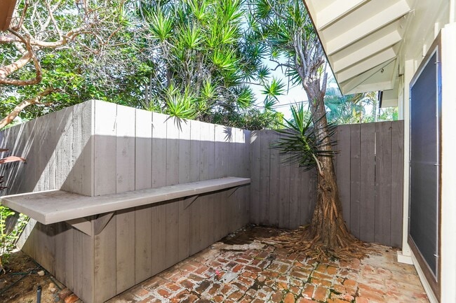 Building Photo - Kahala Avenue Beachside -  1 minute walk to beach  Recently remodeled w/fenced yard. 1 bdrm, 1 ba...