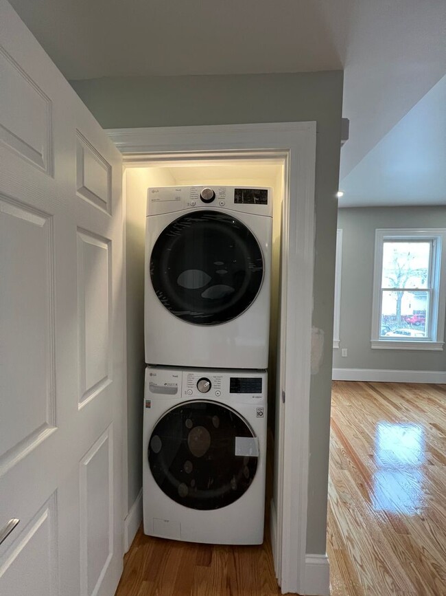 Building Photo - Large 2 Bedrooms Plus a Bonus Room. 2 Full...