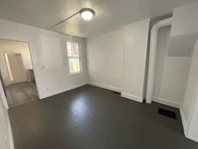 Building Photo - 208 Liberty Ct