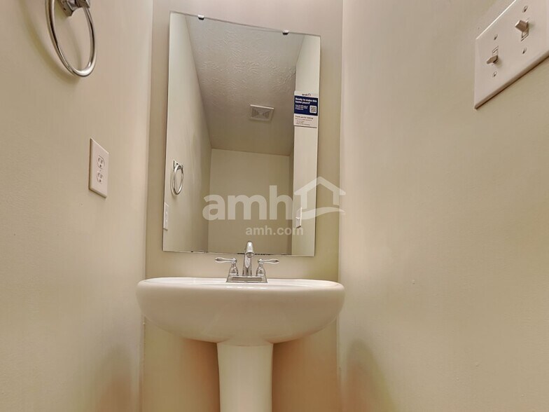 Building Photo - 7161 Lakeland Trails Blvd