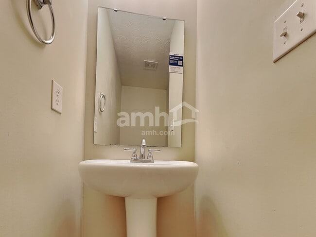 Building Photo - 7161 Lakeland Trails Blvd