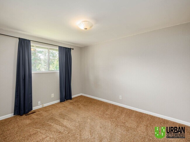Building Photo - 4 bedroom 2 bath room house for rent in So...