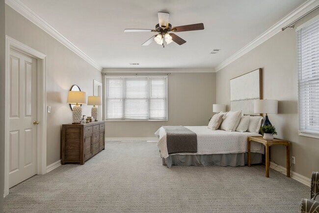 Huge primary bedroom - 1117 E 7th St