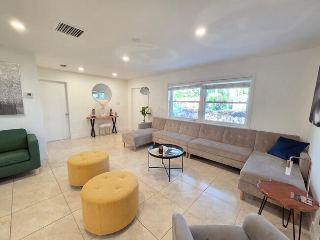 Building Photo - 806 NE 4th St