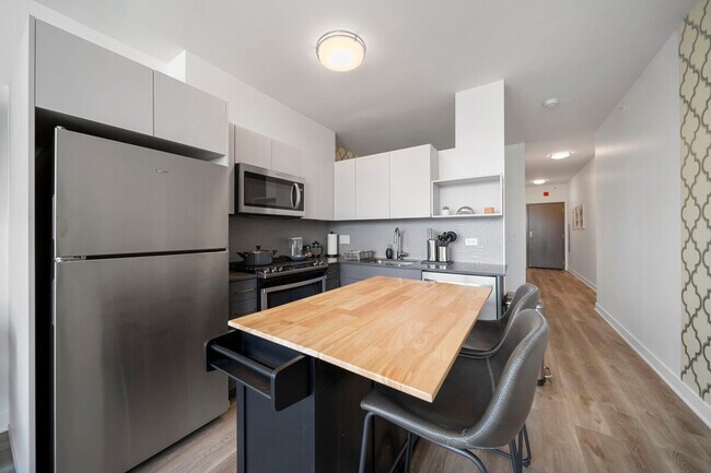 Building Photo - 347 S Clark St