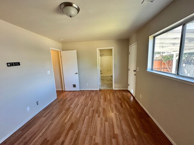 Building Photo - Nice & Quiet single family home in the cen...