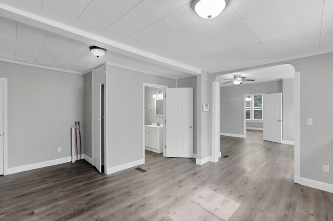 Building Photo - 341 E Markison Ave