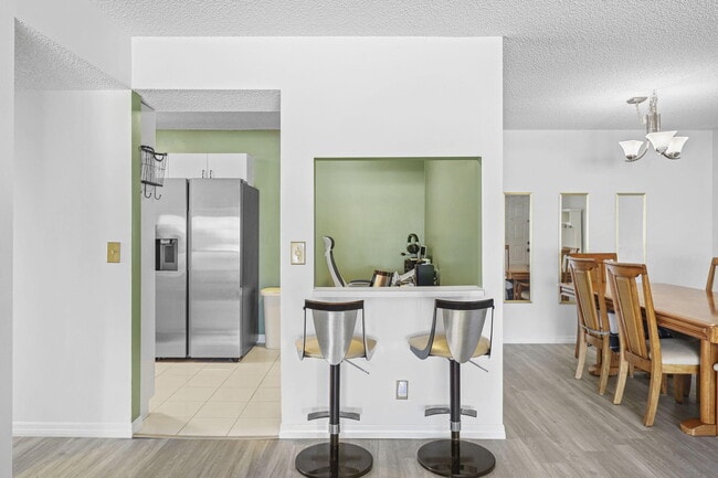 Building Photo - 2025 SW Silver Pine Way