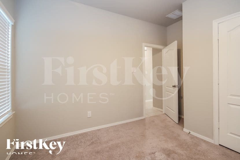 Building Photo - 40707 Gate Ridge Dr