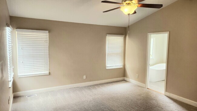 Building Photo - "Charming 3-Bed Oasis with 2.5 Baths on Carrington Court!"