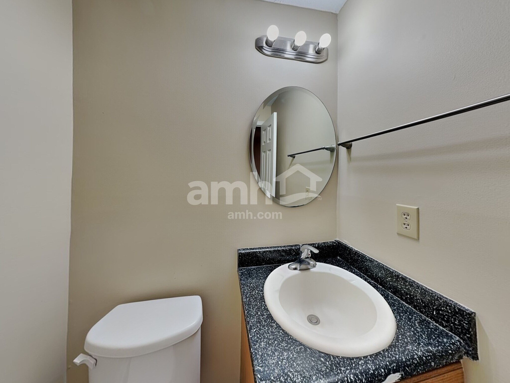 Building Photo - 1131 Clark Dr