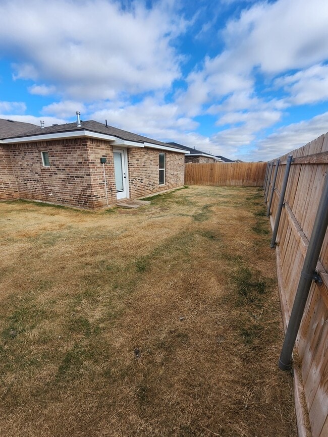 Building Photo - 3 bed 2 bath home, 1 car garage