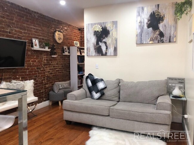 Building Photo - 1 Bed With OD Sapce in Crown Heights!