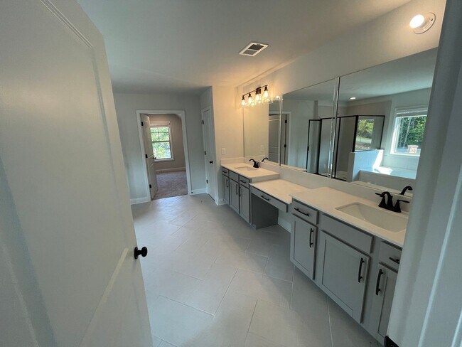 Building Photo - Spacious 5BR House in Gainesville