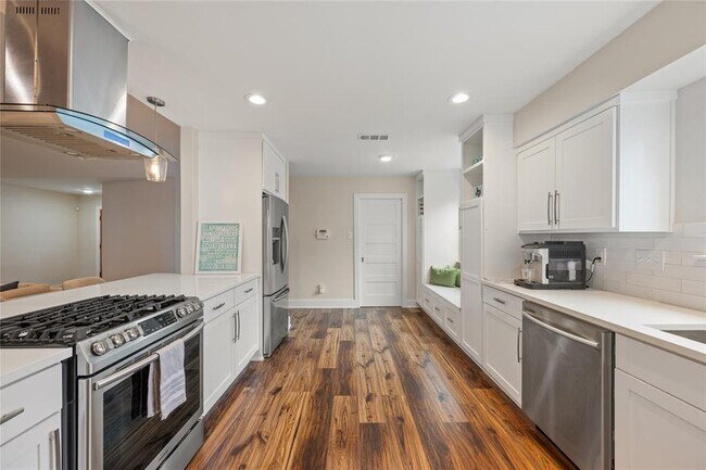 Building Photo - 4902 Pelham Dr