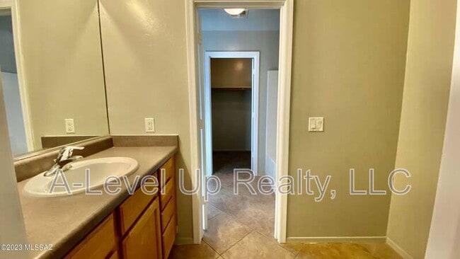 Building Photo - 721 W Flaming Arrow Dr