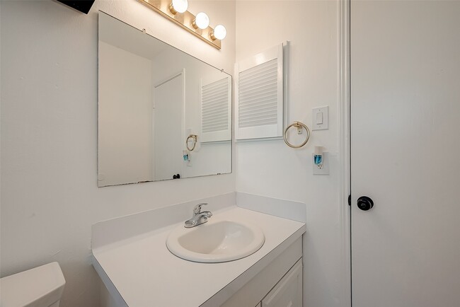 Building Photo - 810 Richvale Ln