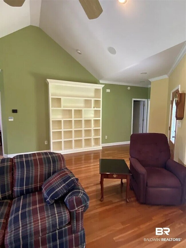 Building Photo - 106 Riveroaks Dr