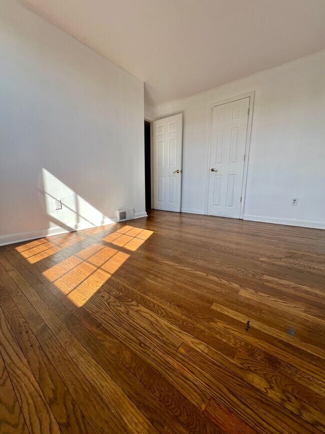 Building Photo - Stunning 3-Bedroom Townhome with Garage in Brookhaven! Available NOW!