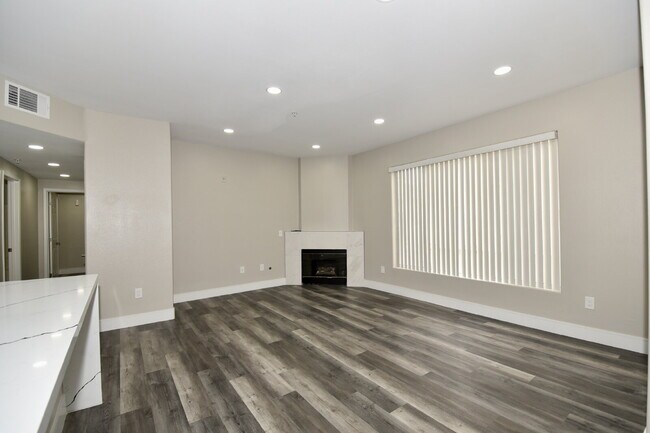 Building Photo - Stunning 2Bed with 1Attached Car Garage