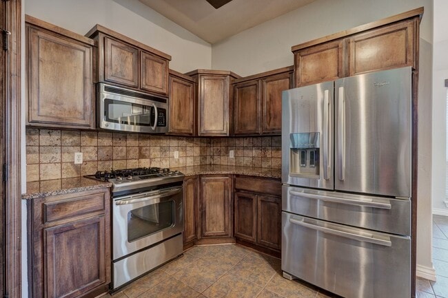 Building Photo - Stunning 3 Bedroom Home with Fireplace, Community Amenities & Open Floor Plan