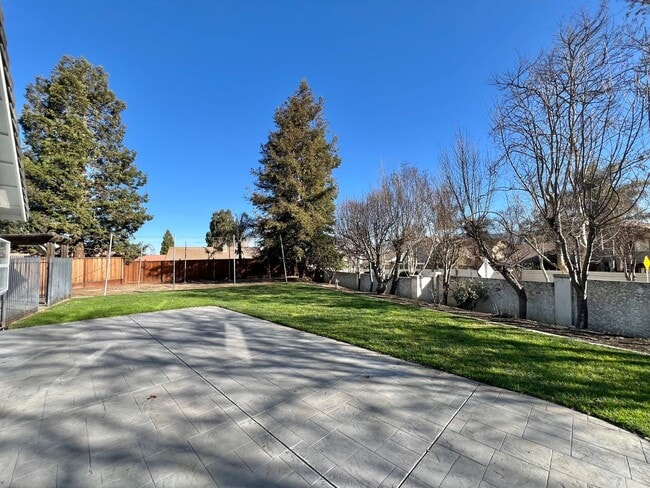 Building Photo - Large Hollister Home in Cul-de-sac