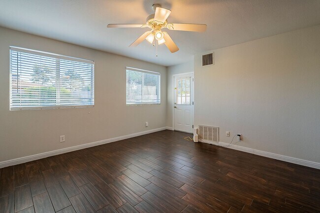 Building Photo - Three Bedrooms & POOL in 85254!