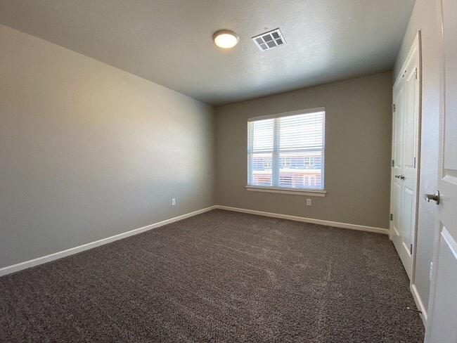 Building Photo - Townhome in Deer Creek Schools!