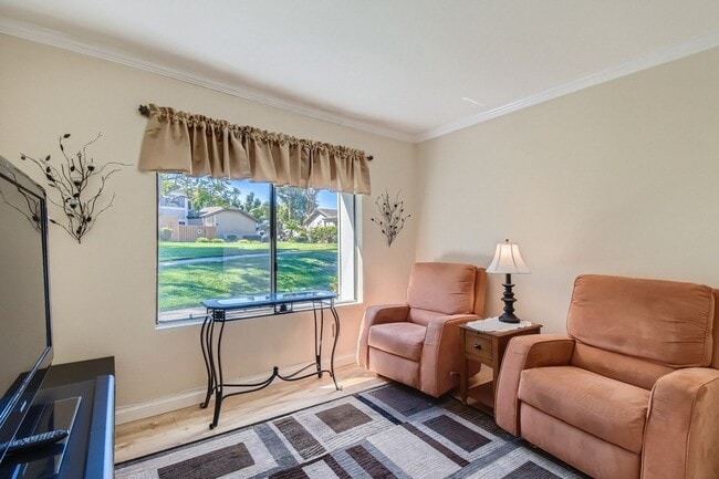 Building Photo - 2 Bedroom 1 Bath - Single Level Townhome Available mid June