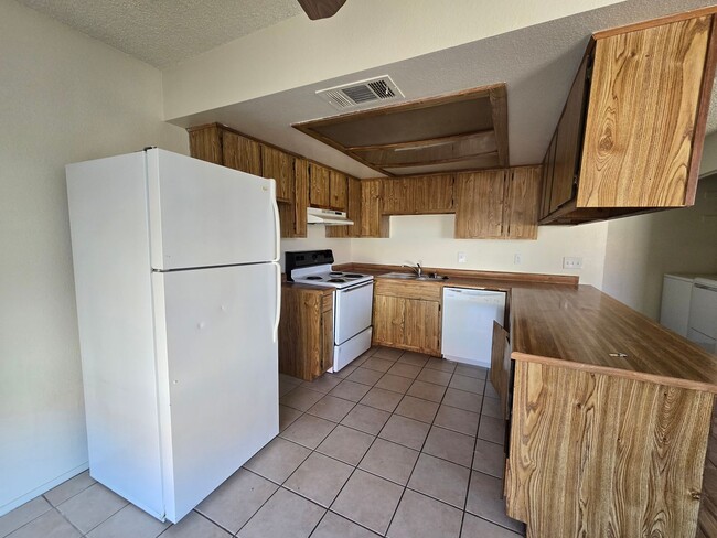 Building Photo - A nice & cozy 1-bedroom, 1-bathroom upstairs condo