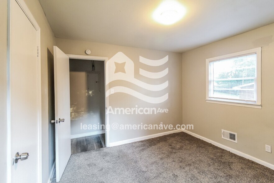 Building Photo - 215 Knodishall Dr