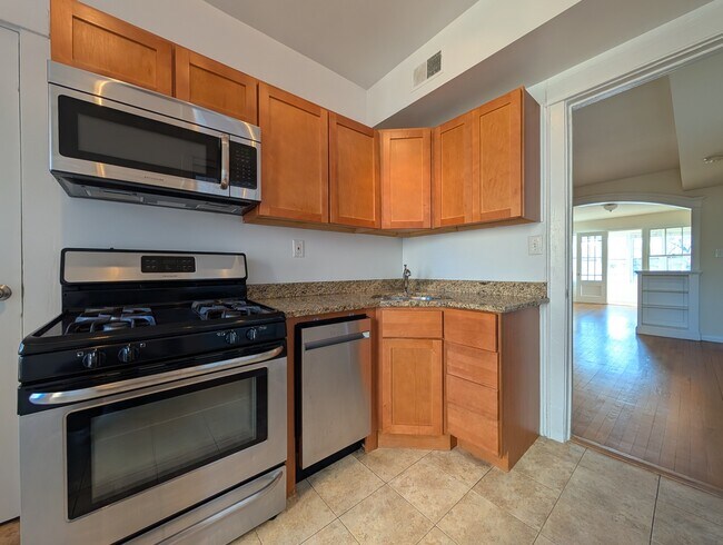 Building Photo - 2657 N St Louis Ave