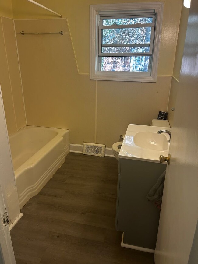 Building Photo - 3 Bedroom 1 bathroom Renovated! 5 minutes ...
