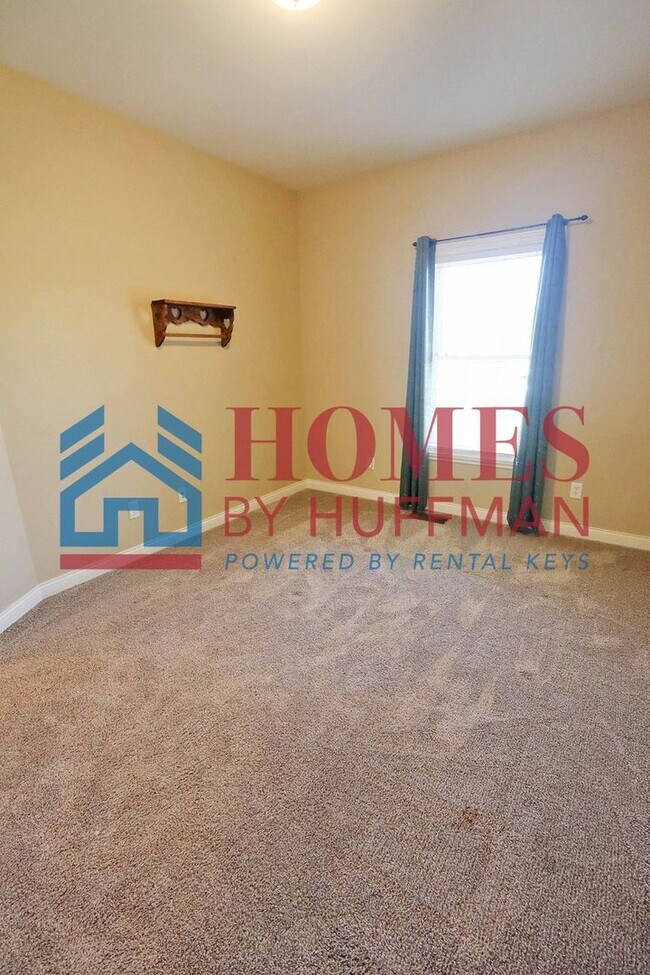 Building Photo - Three Bedroom | Two Bathroom | Newburgh
