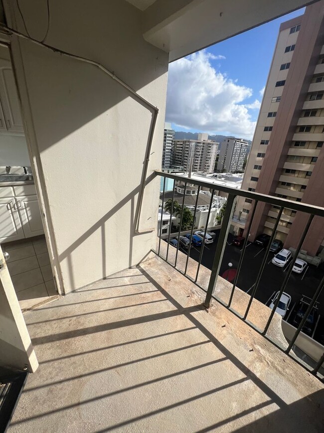 Building Photo - Renovated studio @ Pacific Grand $1400.00