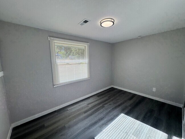 Building Photo - Beautifully Remodeled 4-Bedroom Home with Spacious Backyard in Mountlake Terrace