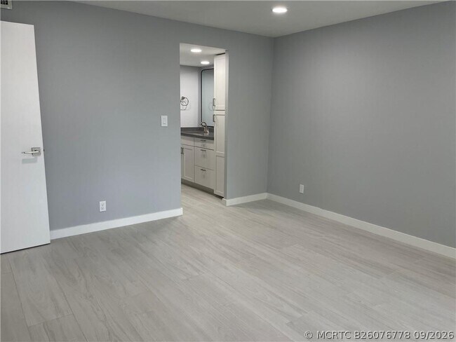 Building Photo - 2322 S Cypress Bend Dr